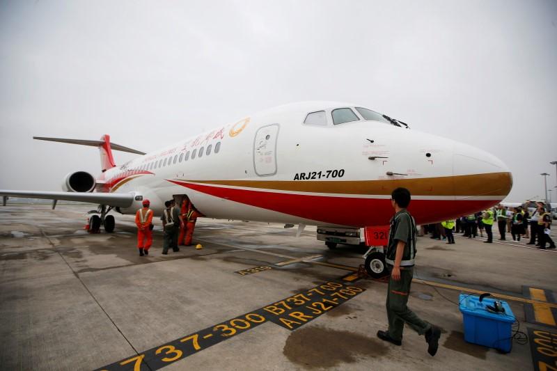 Comac ARJ21-700, yaptığı ilk resmî yolcu seferinin ardından Şanghay Havalimanı'nda görülüyor (28 Haziran 2016)