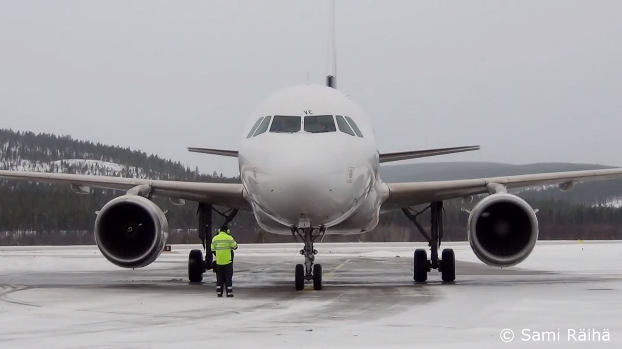 Finnair Airbus A319 landing and take-off @ Ivalo Airport