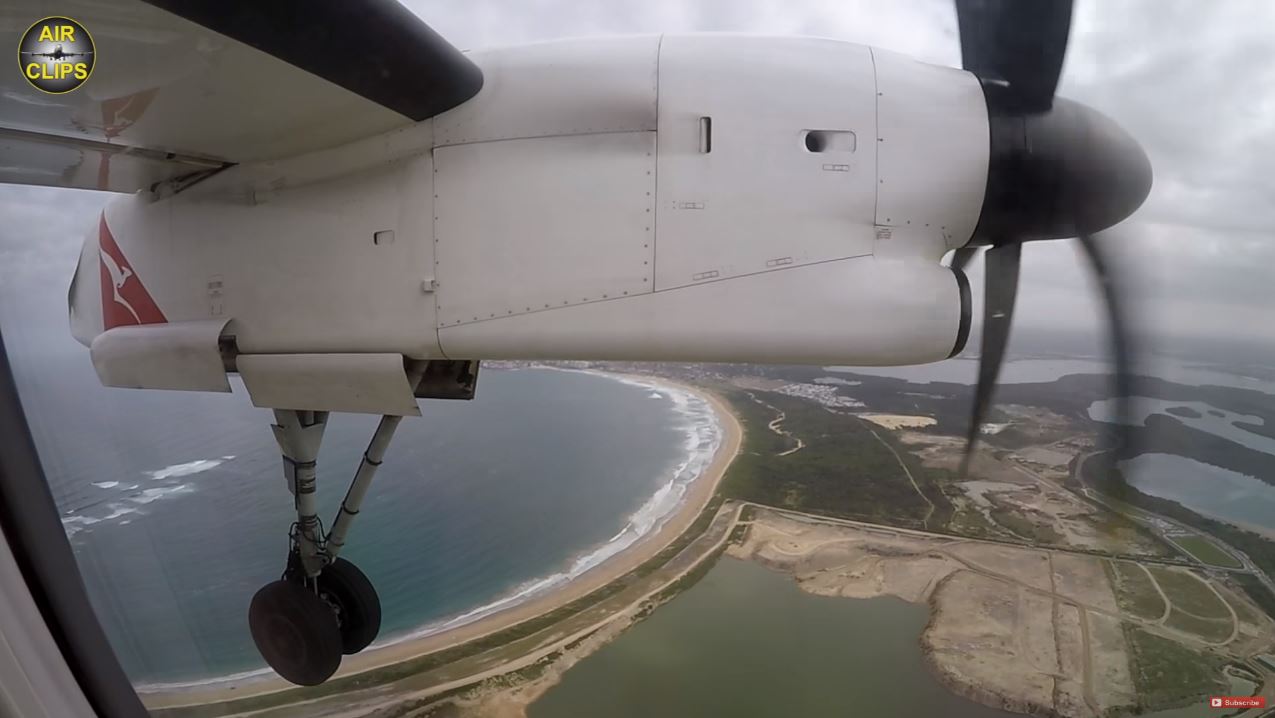 Qantas Link Q400 landing at Sydney Airport