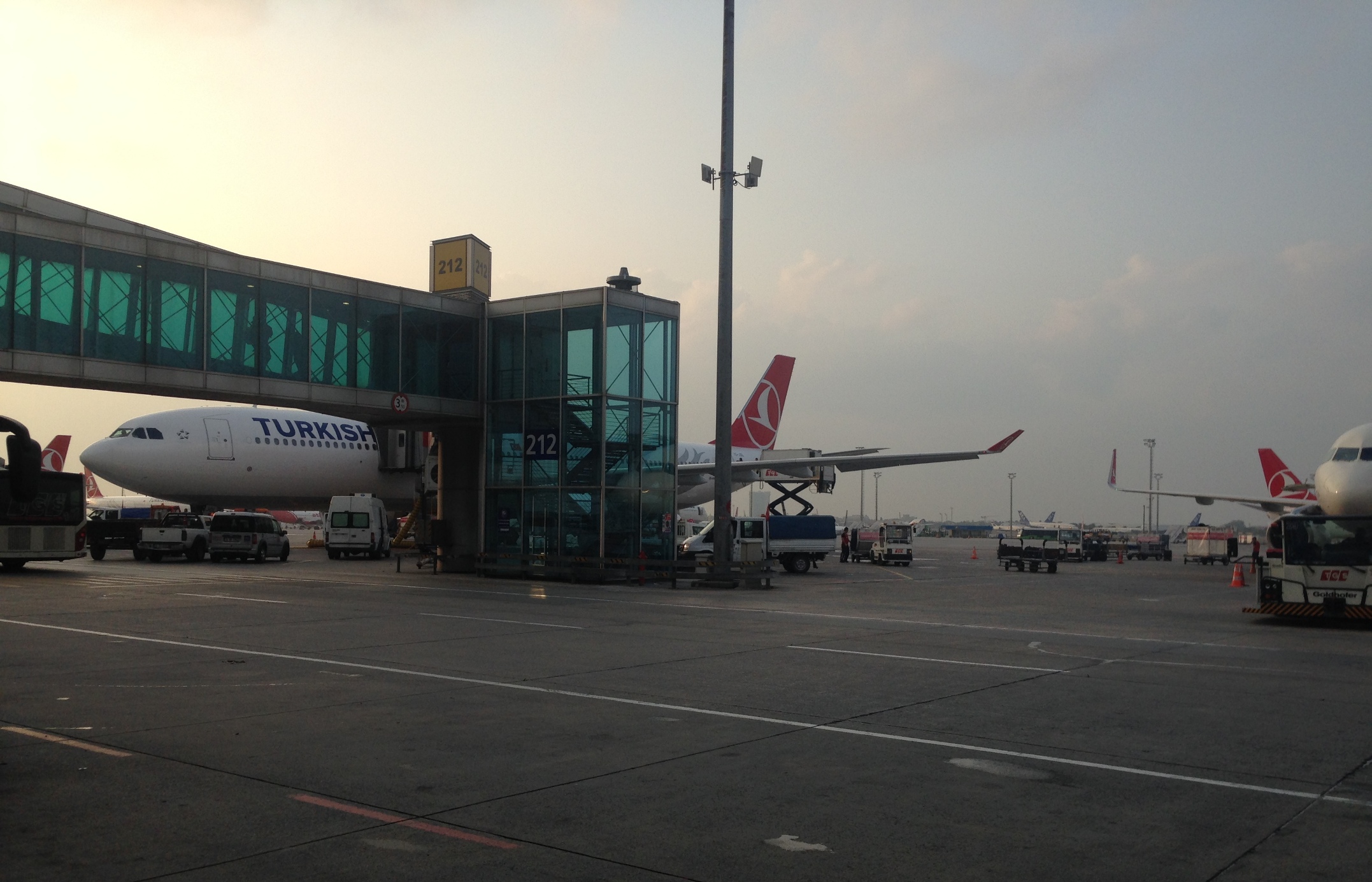 Istanbul Atatürk Airport – Apron Traffic at Gate 212