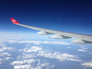 THY'nin Airbus A33 tipi bir uçağının penceresinden bakış