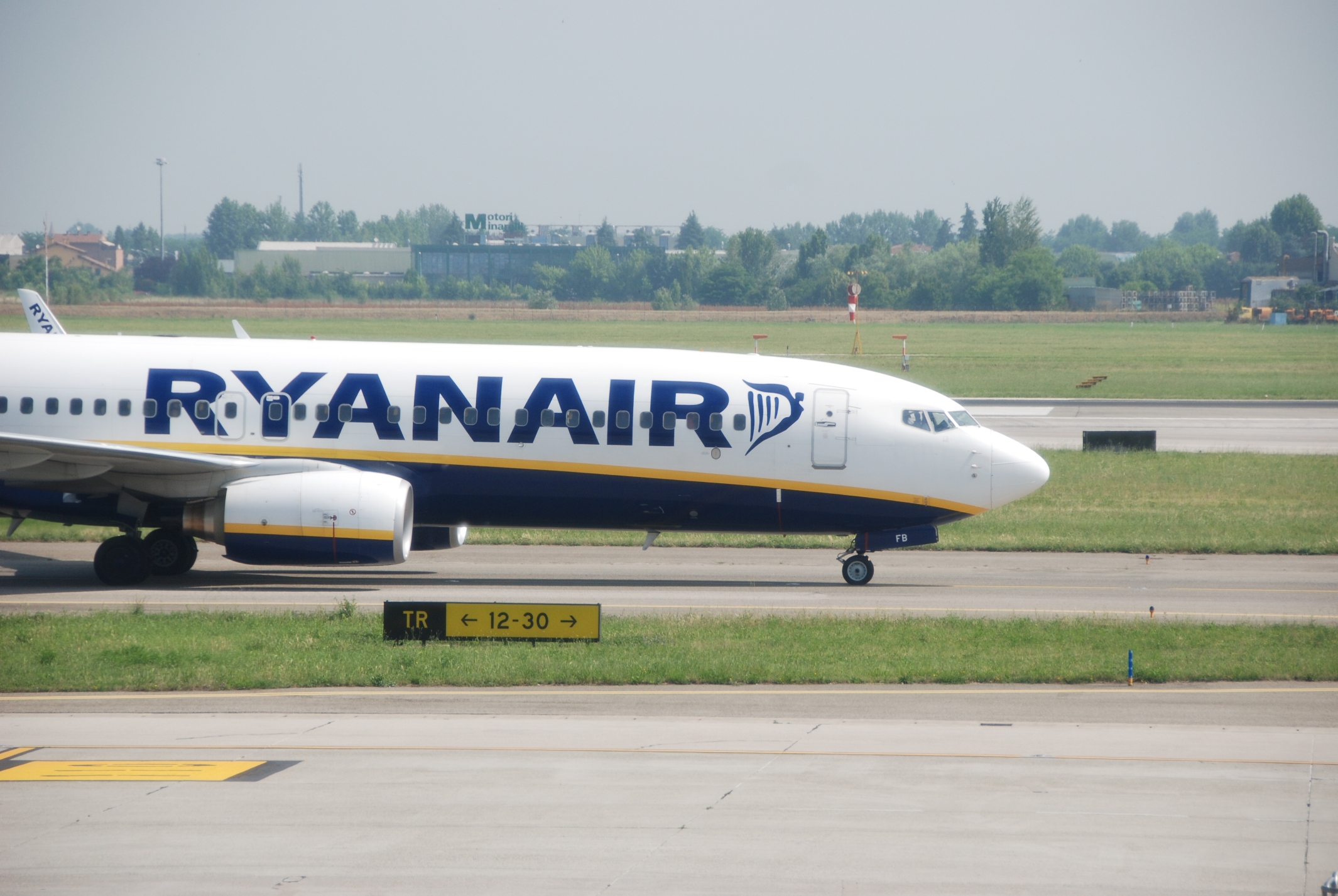 Ryanair - Boeing 737 - Bologna Airport (June 2015)