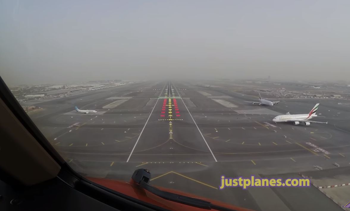 TNT Airways – Pilotsview 777 into Dubai Airport Runway 12L