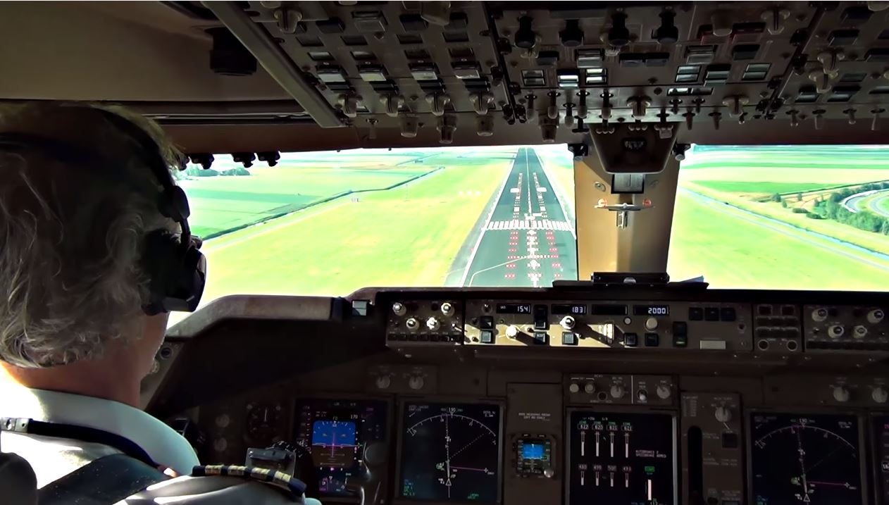 Pilot’s View – Boeing 747-400 Crosswind Landing Amsterdam Schiphol