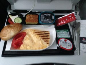 Çırpılmış Yumurta ve Hindili Kaşarlı Tost (Scrambled eggs, Toast with Turkey & Cheese)