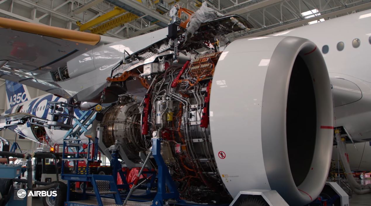 First Airbus A350-1000: Engine installation