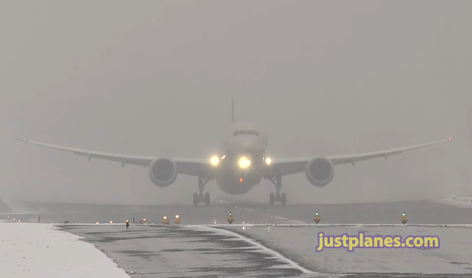 Boeing 787 uses entire runway in snow storm