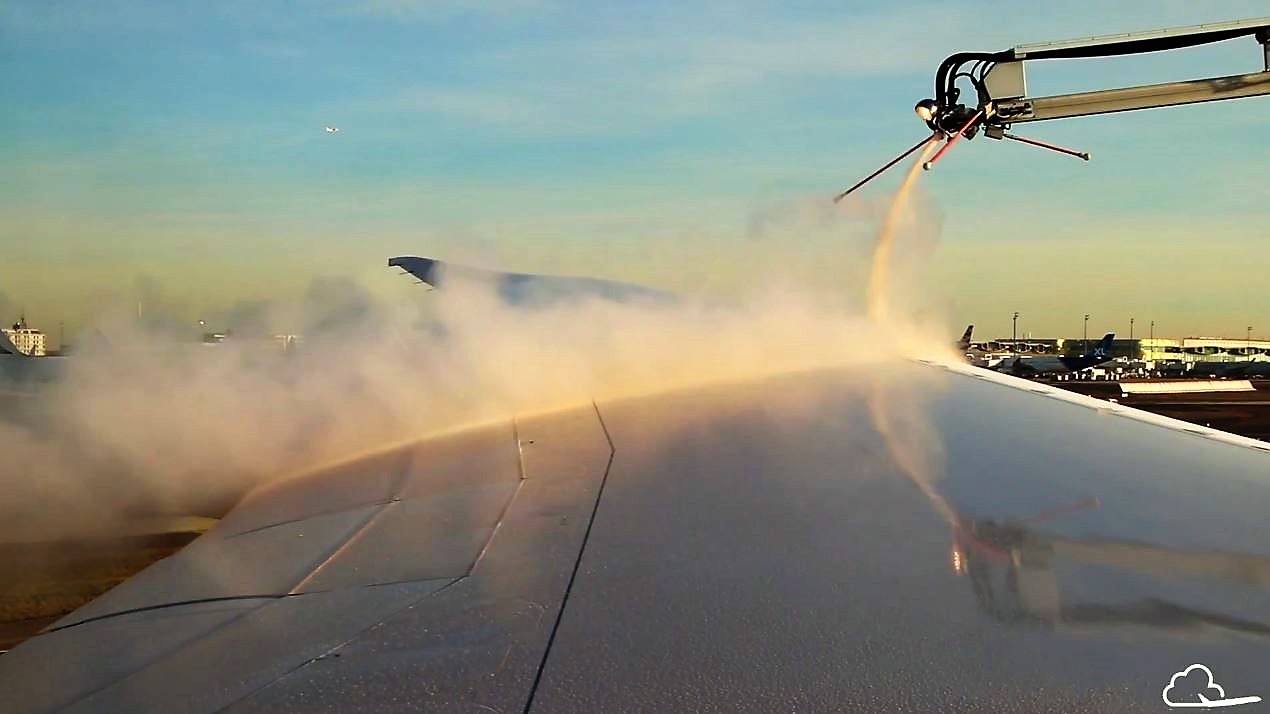 De-Icing Air France Boeing 787-9 in Paris