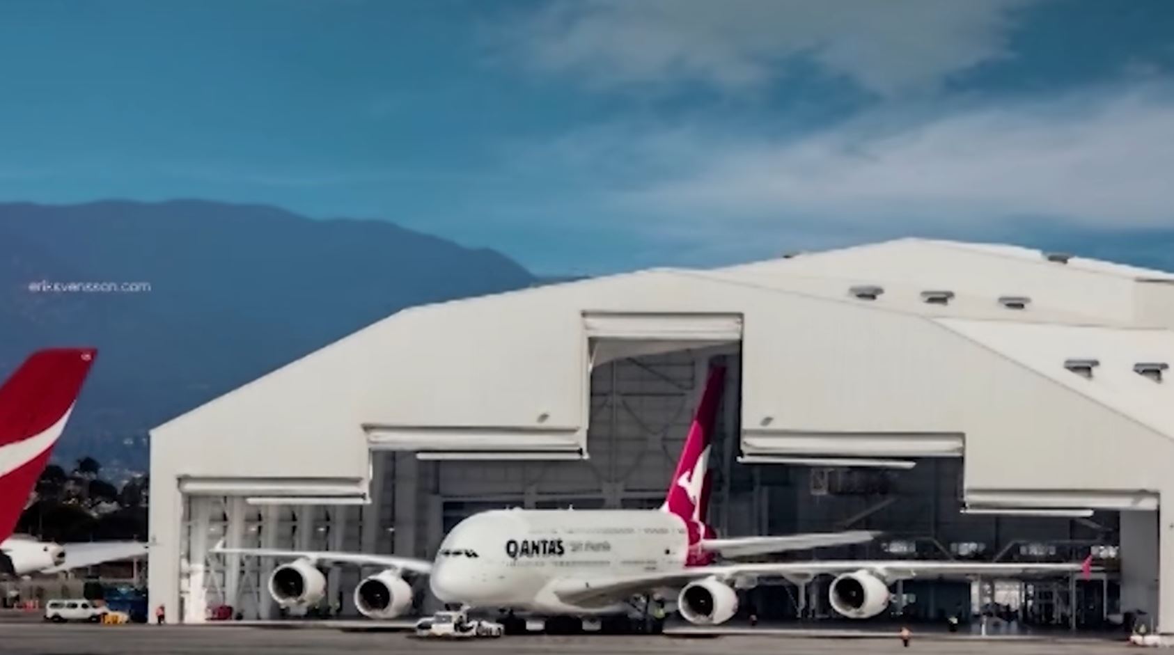 Time-lapse of Qantas’ LAX Hangar getting built