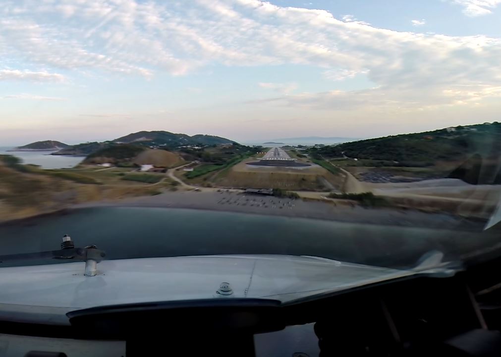 Boeing 737 Cockpit Short Landing at Skiathos Airport
