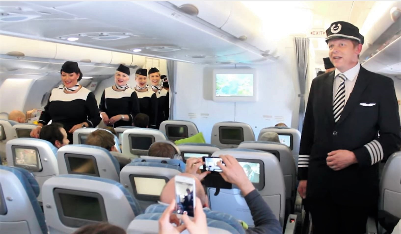 Finnair Singers surprise customers en route to New York