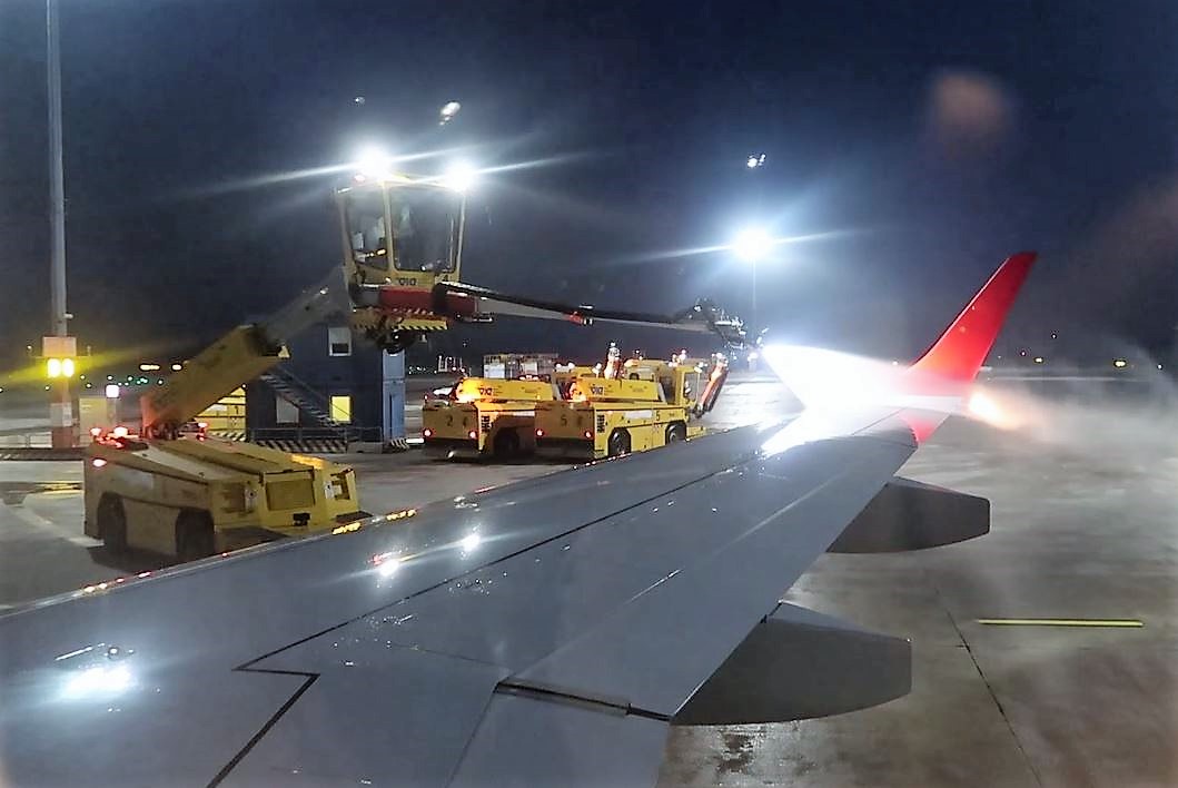 De-icing an Austrian Airlines Embraer 195