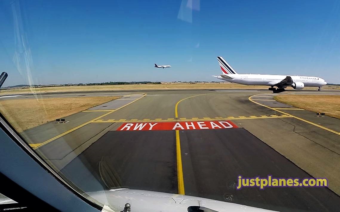 Runway Ahead – Airbus Pilotsview Paris Takeoff