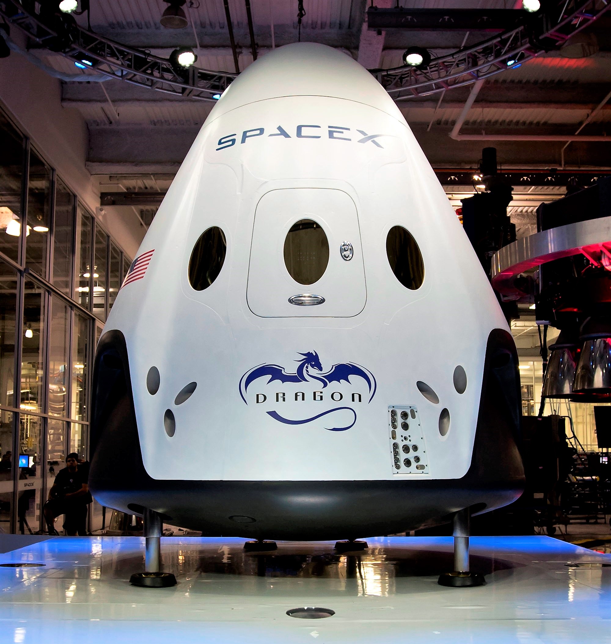 SpaceX will use “Dragon 2” for the moon travel