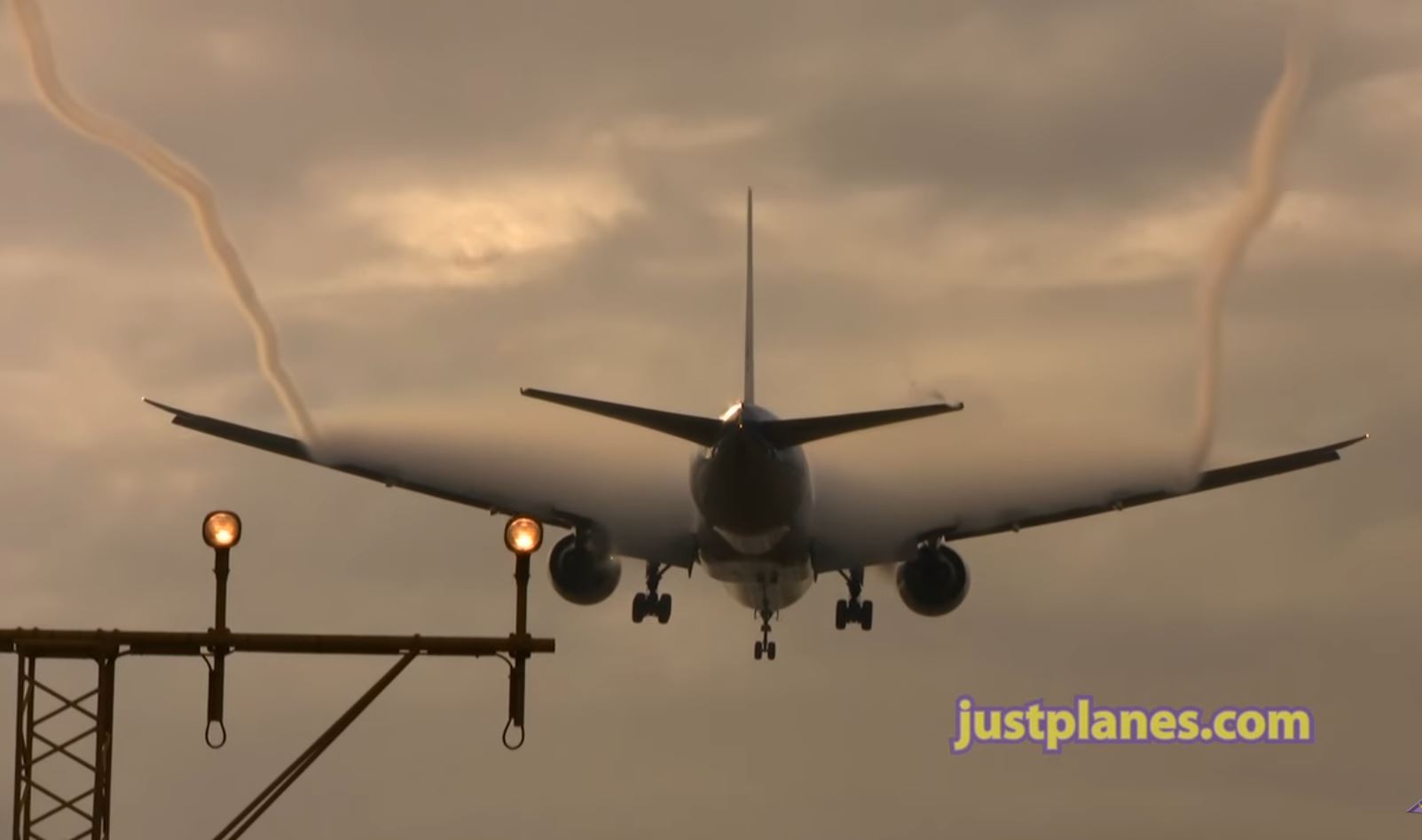 Cool Landing by a KLM Boeing 777 @ Schiphol