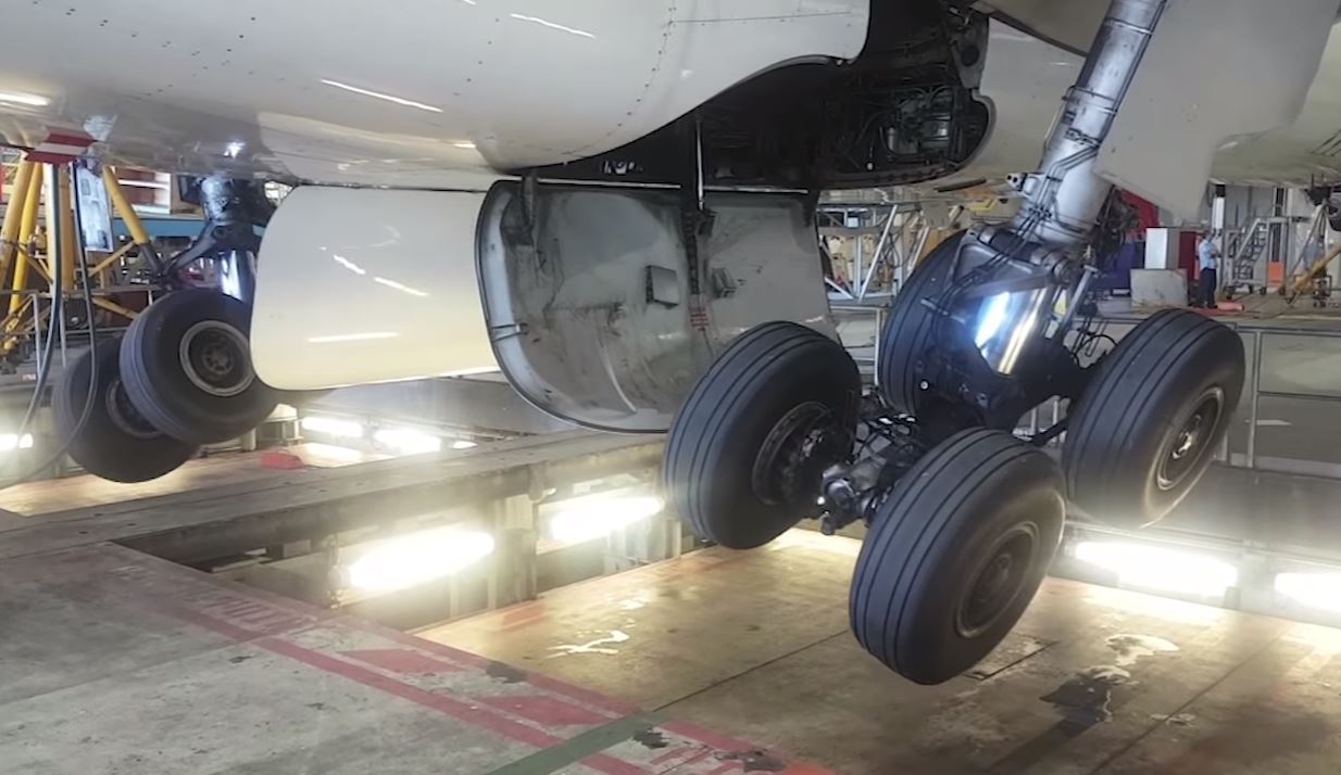 Qantas Landing Gear Swing