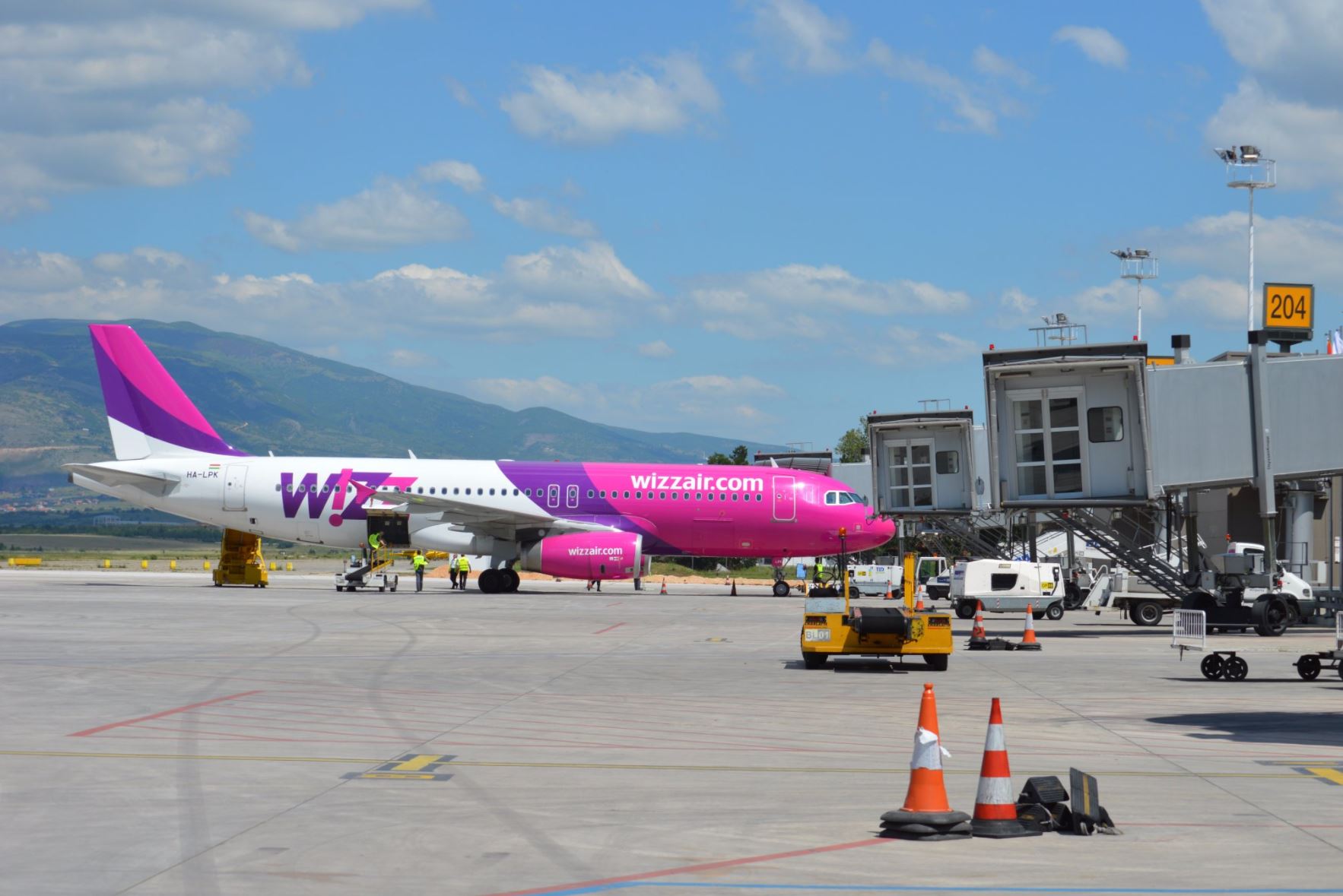 Wizz Air'e ait bir uçak, Üsküp Havalimanı'nda