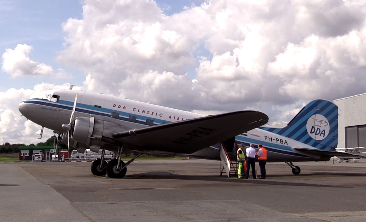 Douglas DC-3 Flight with Cockpit View