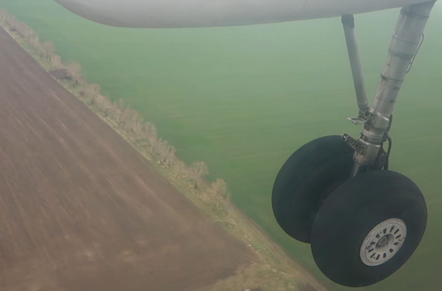 Watch an Antonov 26’s main gear during Touch & Go