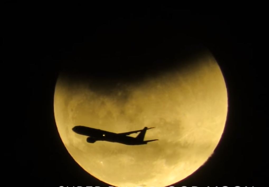 Emirates Boeing 777 crossing the Super Blue Blood Moon