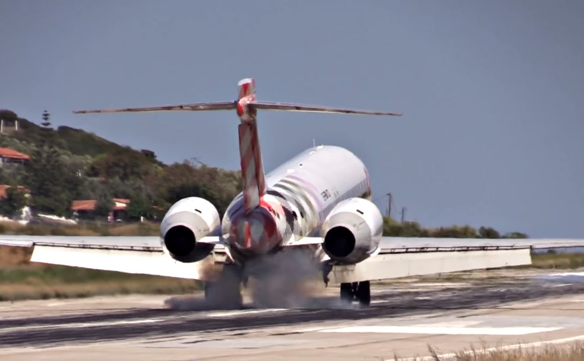 Volotea Boeing 717 Crosswind Landing and Takeoff at Skiathos