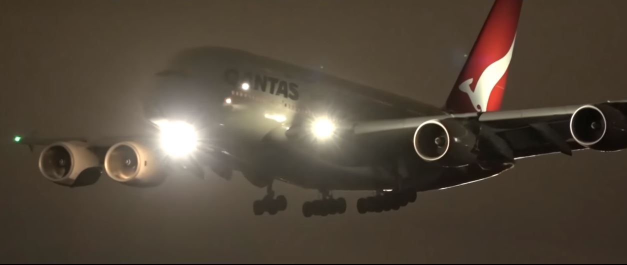Late Night Heavy Aircraft Landings | Melbourne Airport