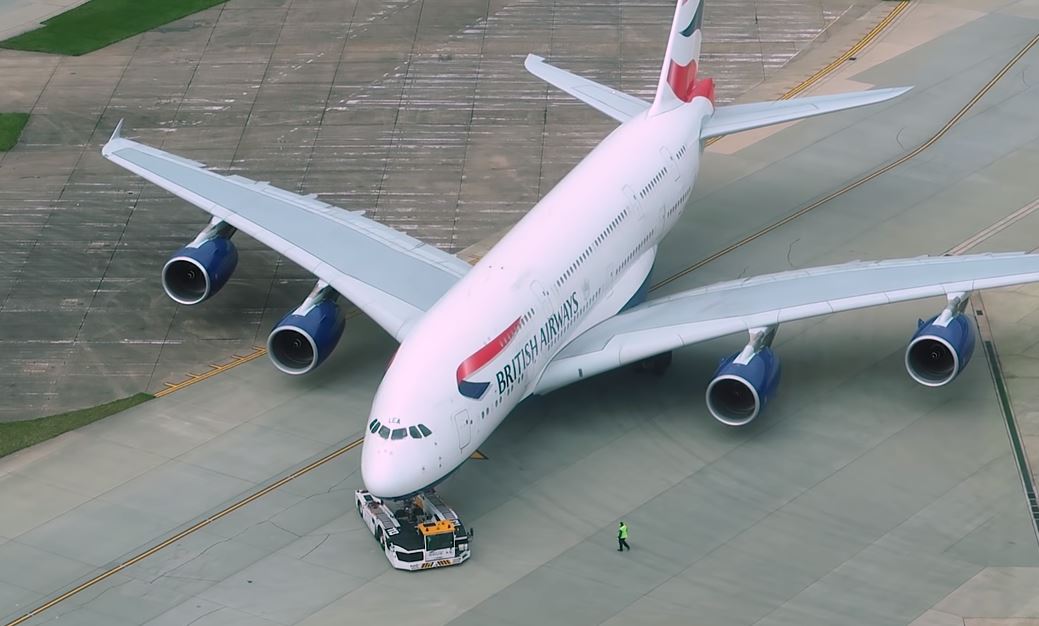 Londra Heathrow – Hava Trafik Kontrol Kulesi Manzarası