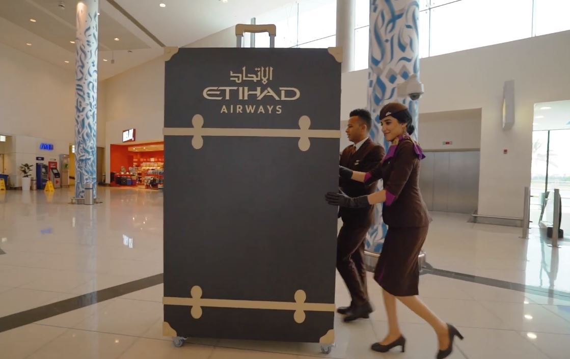 Etihad’s Giant Suitcase – Giving to Charity During Ramadan