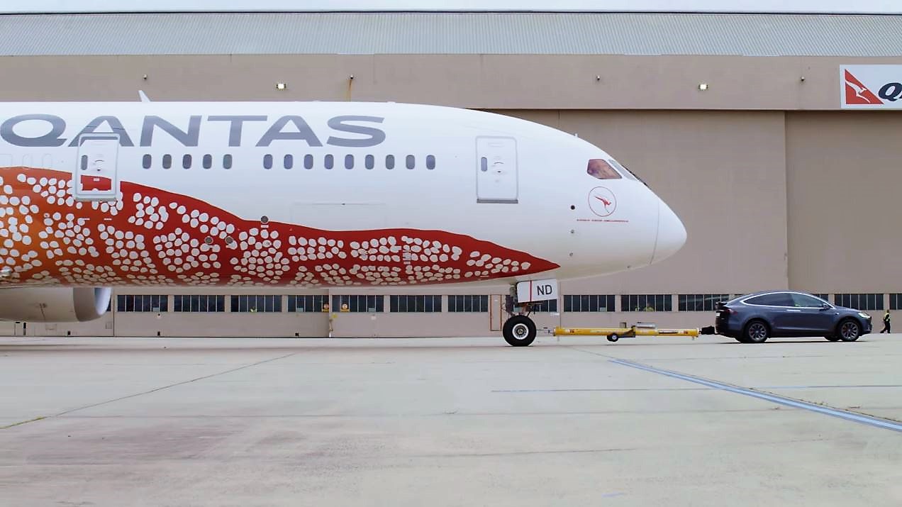 Qantas towed a plane with a Tesla