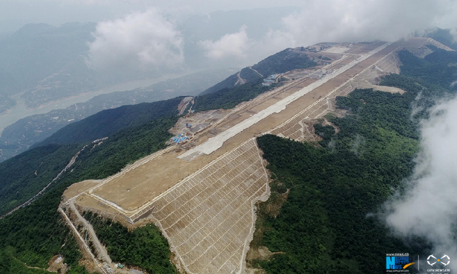 Çin’de Dağın Tepesine Havalimanı İnşa Edildi