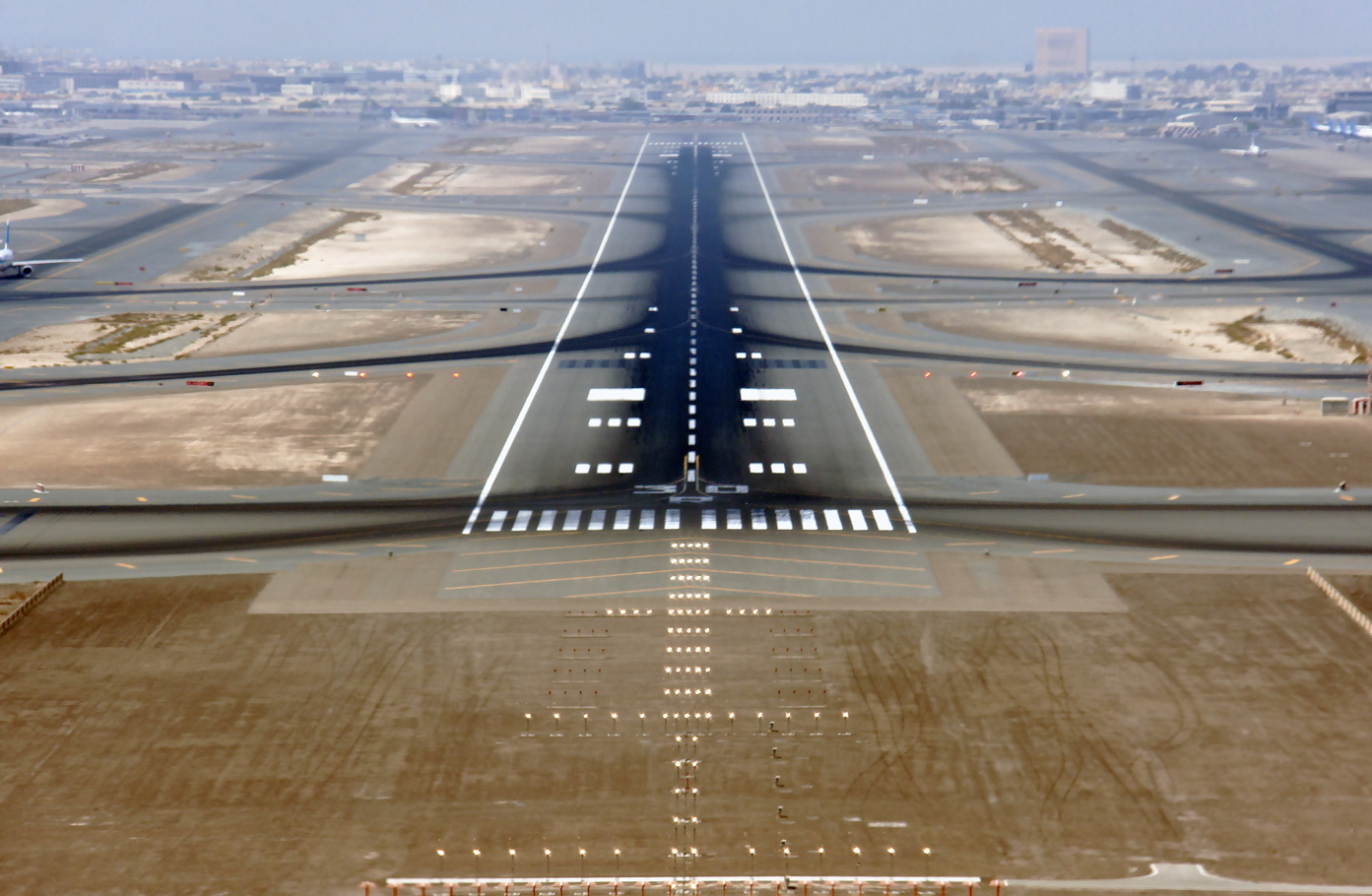 Dubai Havalimanı’ndaki Pist Bakım Çalışması Başladı