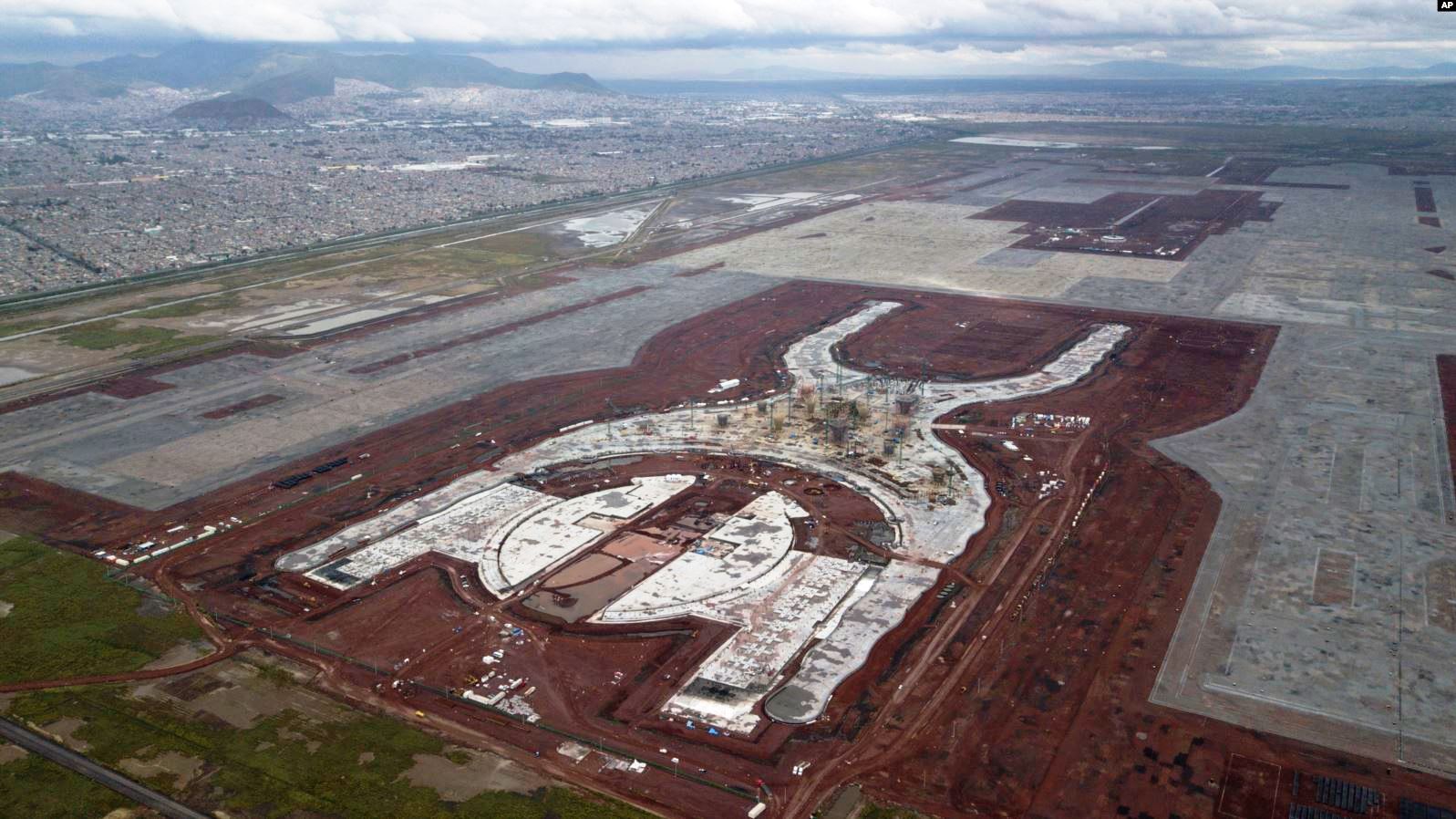Meksika’daki Yeni Havalimanının Geleceği Belirsiz