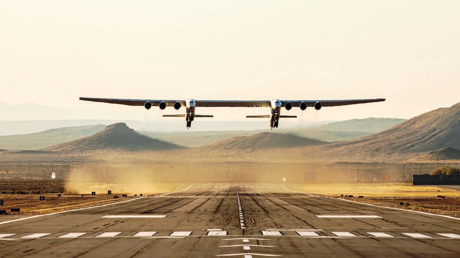 Dünyanın En Büyük Uçağı “Stratolaunch” İlk Uçuşunu Yaptı