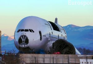 Fransa'da parçalanan bir Airbus A380 (9V-SKA)