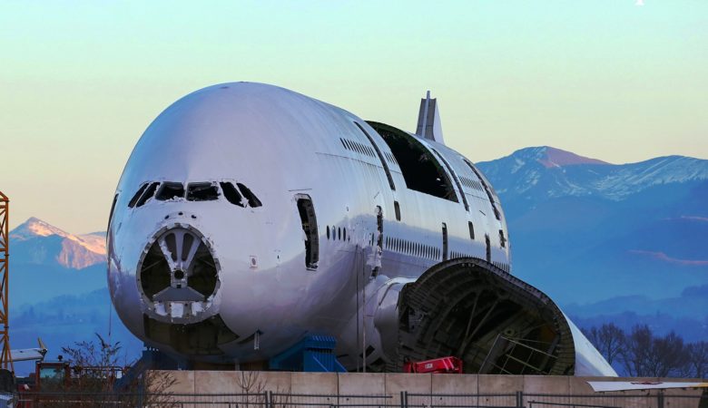 Fransa'da parçalanan bir Airbus A380 (9V-SKA)