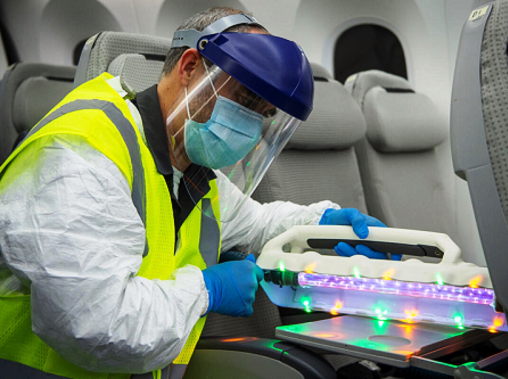 Boeing, Canlı Virüs Kullanarak Uçak Temizleme Denemesi Yaptı
