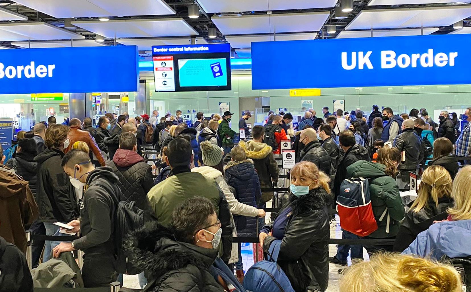 Londra Heathrow Havalimanı’nda Pasaport Kuyruğu Krizi