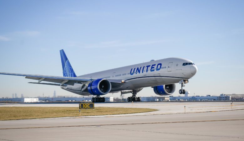 United Airlines - Boeing 777 uçak