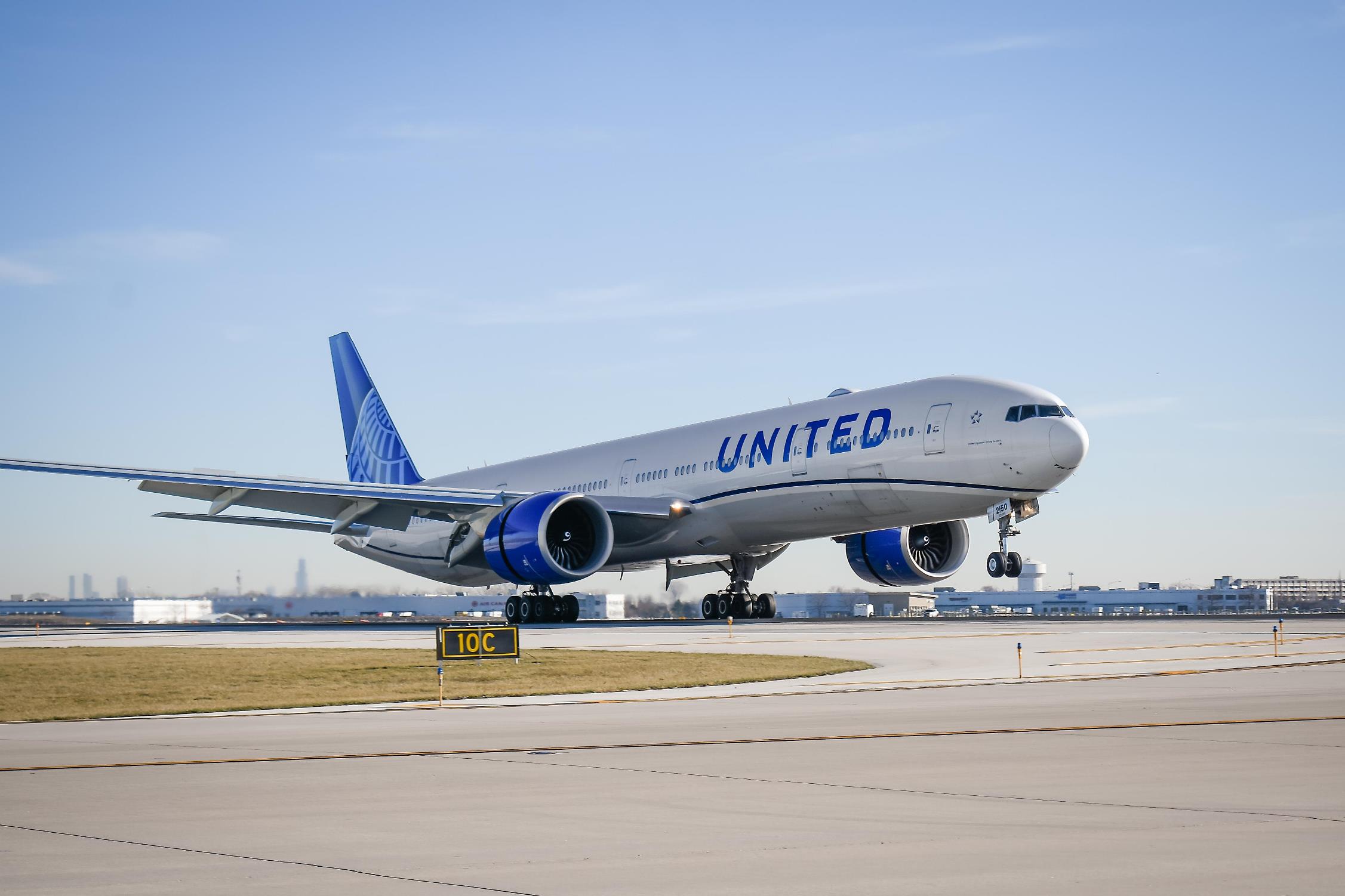 United Airlines - Boeing 777 uçak