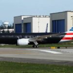 American Airlines'a ait bir Boeing 787 siyah poşete sarılmış.
