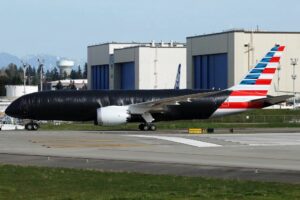 American Airlines'a ait bir Boeing 787 siyah poşete sarılmış.