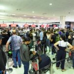 Melbourne Havalimanı'nda personel azlığı sebebiyle uzun kuyruklar oluştu.