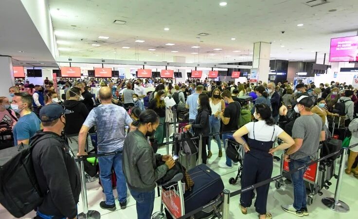 Melbourne Havalimanı'nda personel azlığı sebebiyle uzun kuyruklar oluştu.
