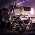 Engelliler için uçakta tekerlekli sandalye kullanımı.