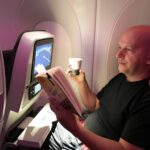 Uçakta kitap okuyan yolcu