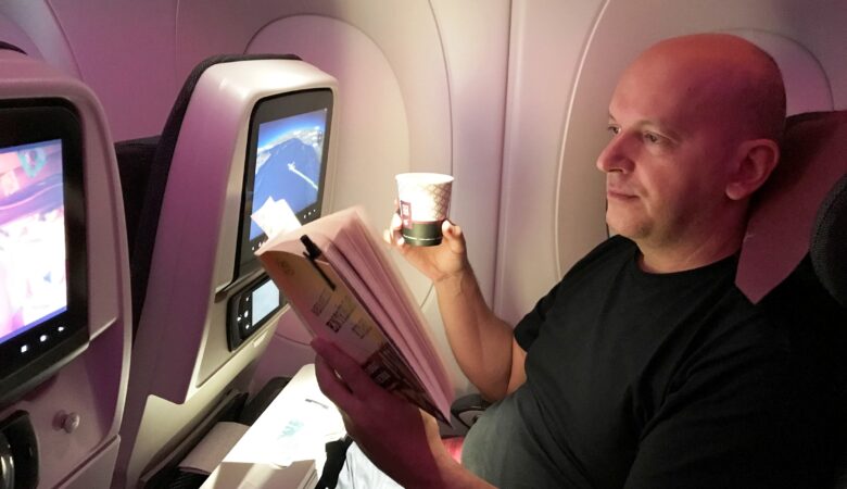 Uçakta kitap okuyan yolcu
