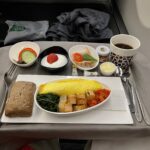 Mozzarella peyniri ve domatesli omlet