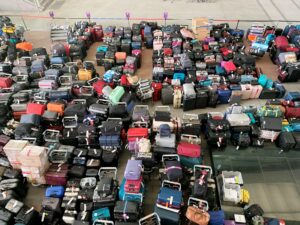 Londra Heathrow Havalimanı'nda yığılan bavullar (Haziran 2022)