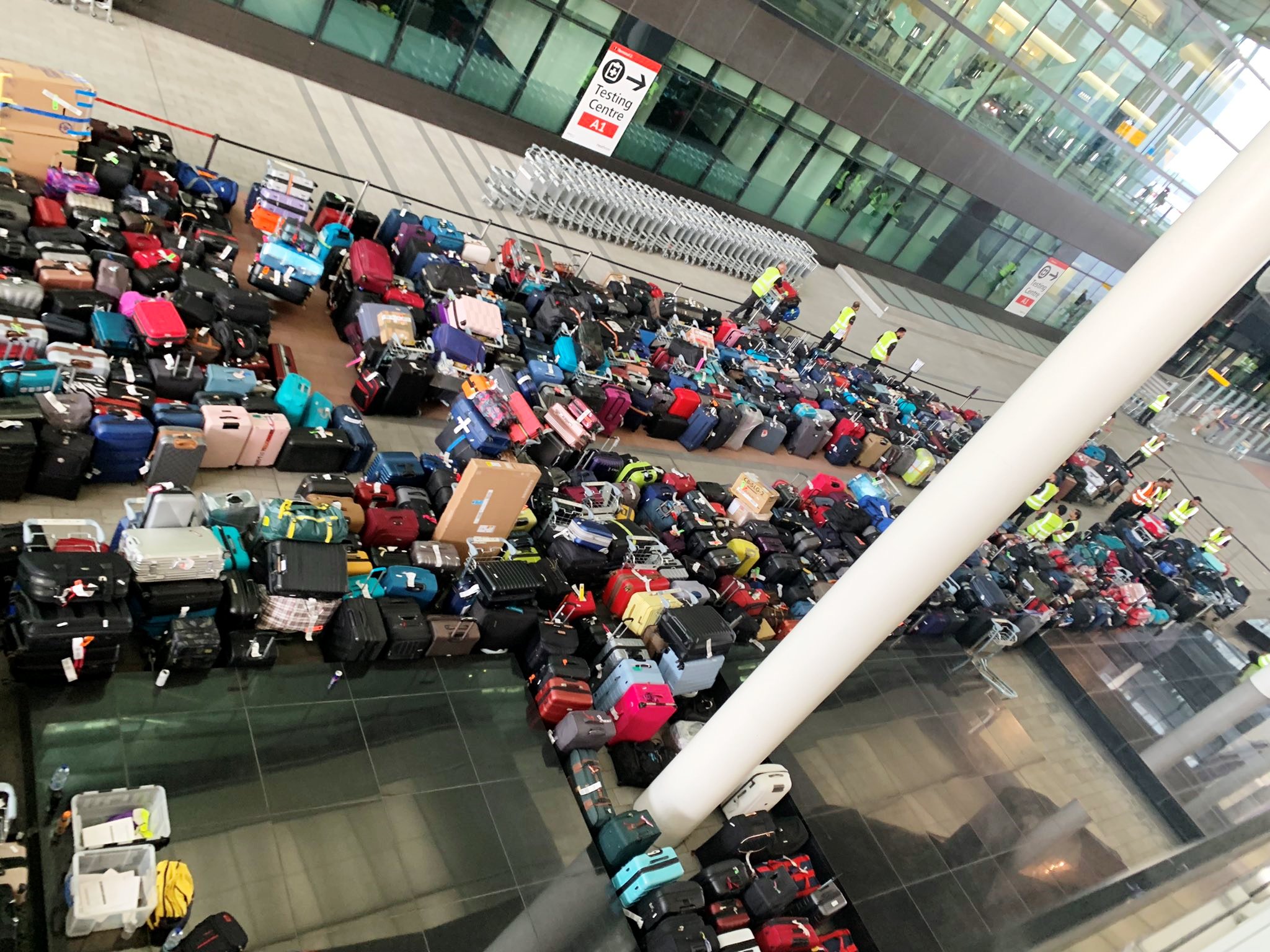 Londra Heathrow Havalimanı'nda bagaj kargaşası