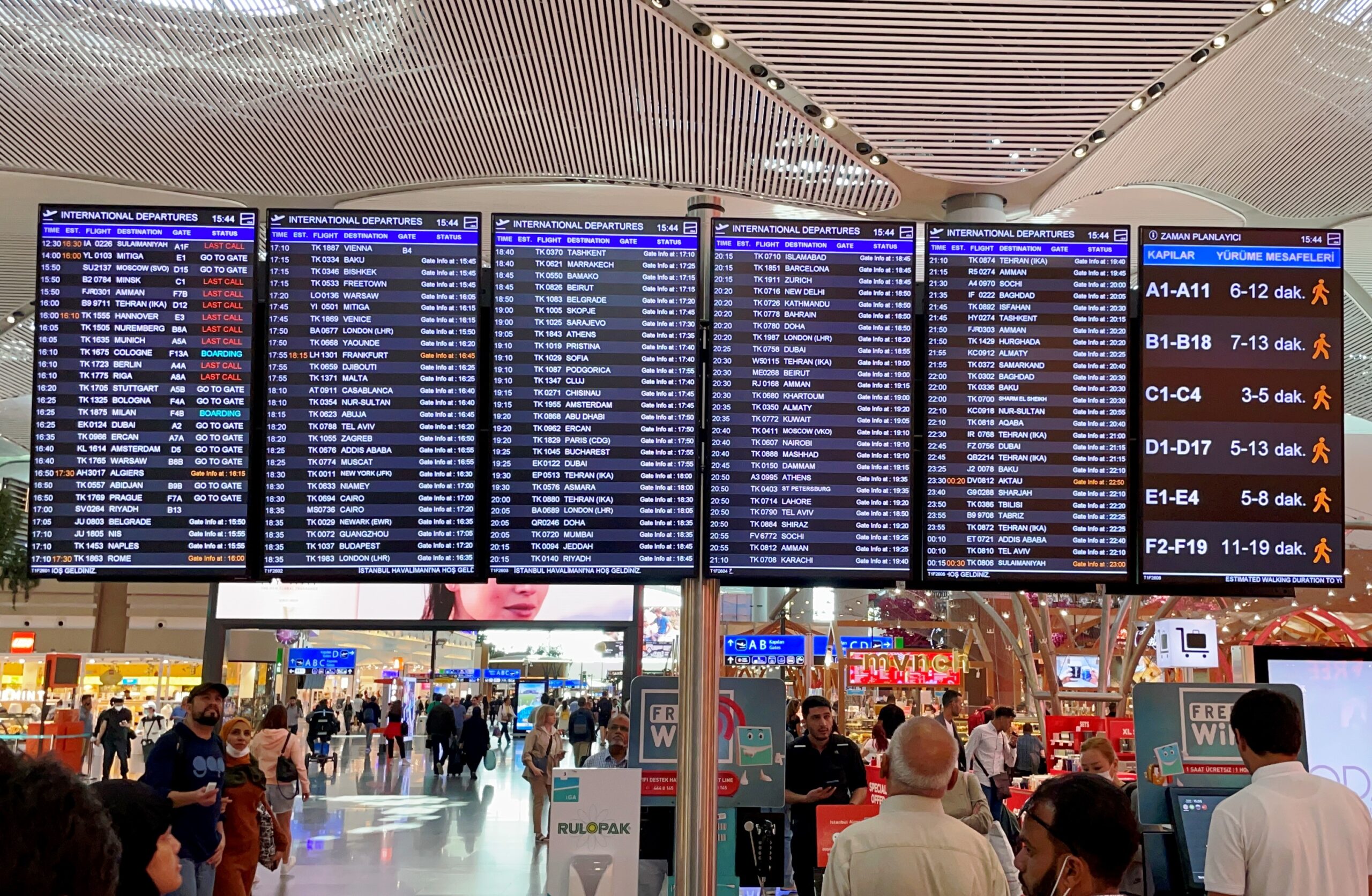 İstanbul İGA Havalimanı - Uçuş Bilgi Ekranı